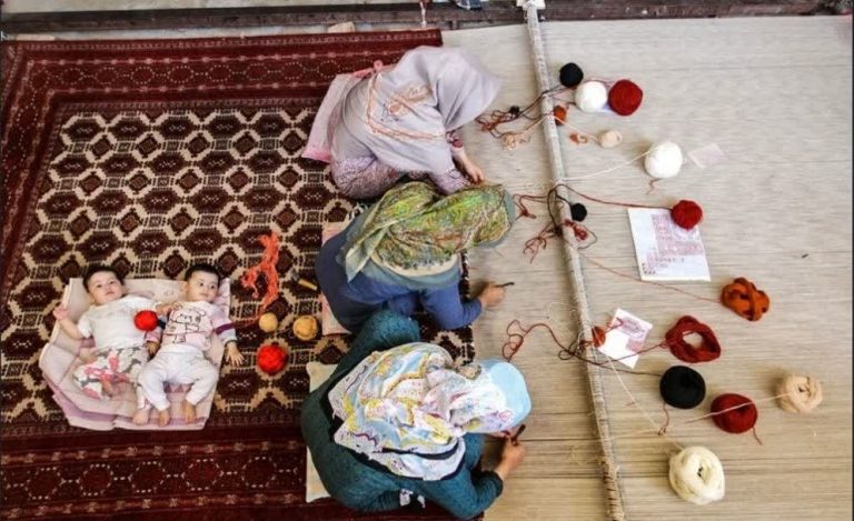 زنان خانه‌دار؛ بازوی پنهان توسعه صنایع دستی و اقتصاد مردمی